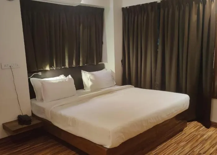 Fluorescent By Bizzgrow Hotels-Viman Nagar