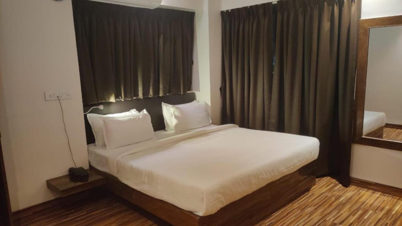 Fluorescent By Bizzgrow Hotels-viman Nagar