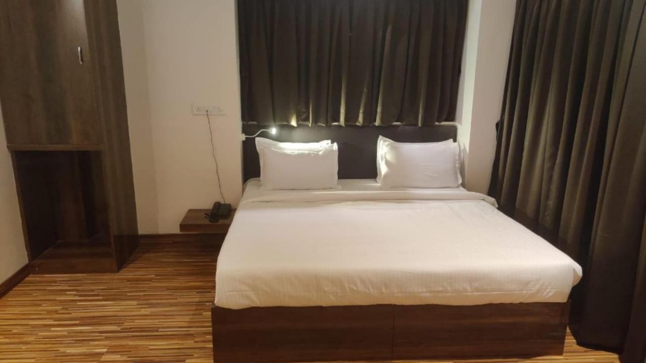 Fluorescent By Bizzgrow Hotels-viman Nagar Pune