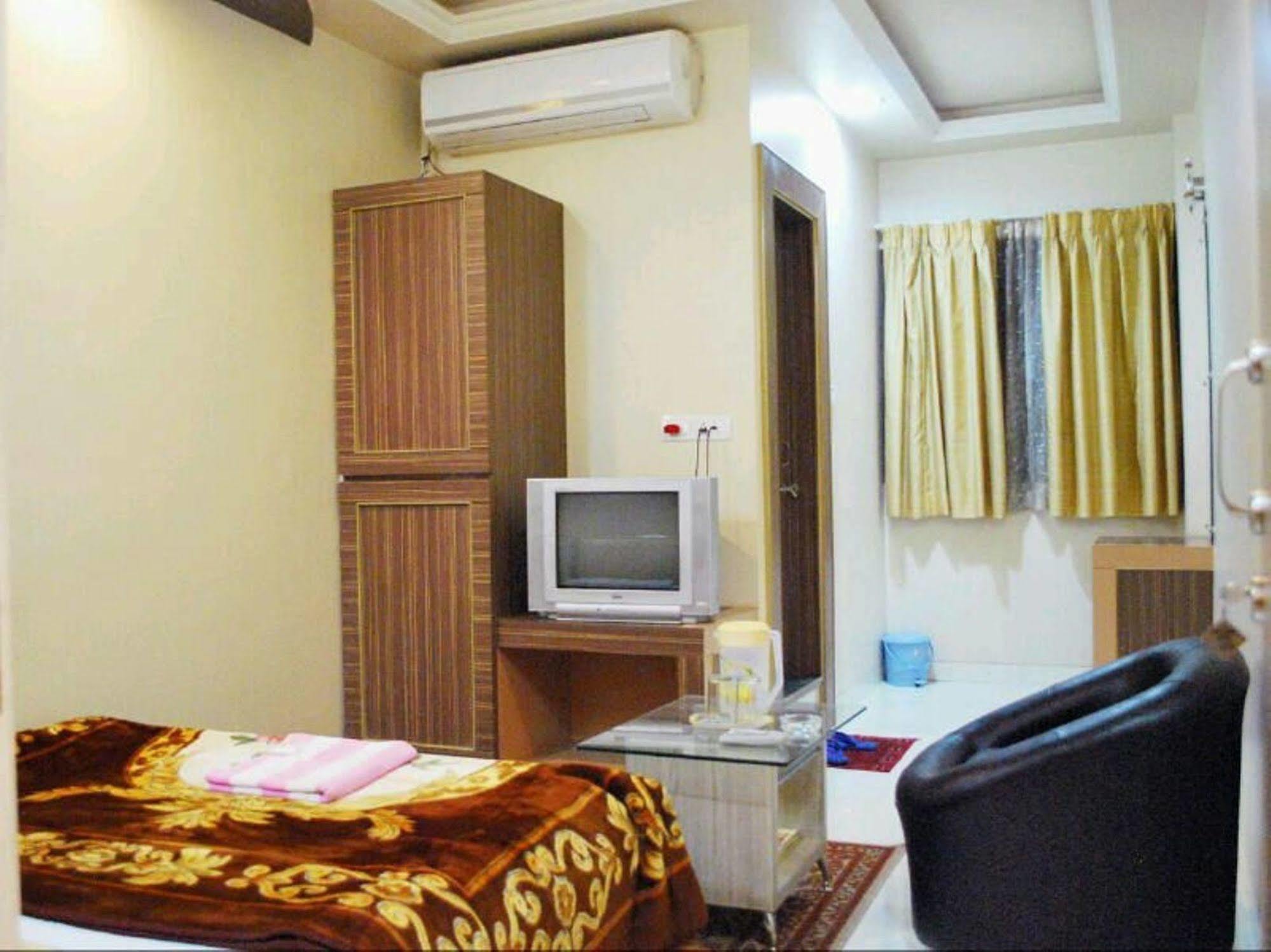 Fluorescent By Bizzgrow Hotels-viman Nagar 3* Pune