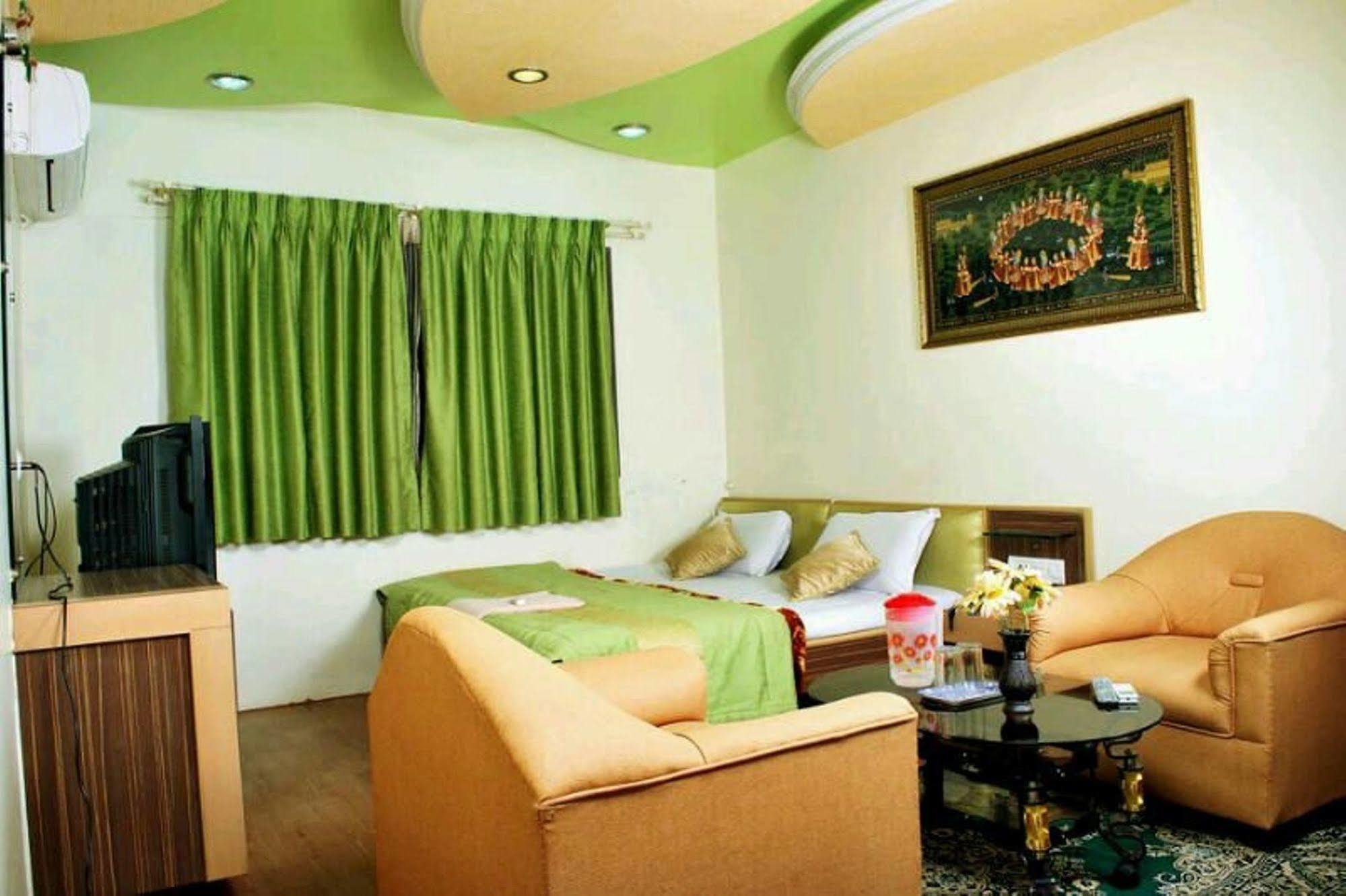 Fluorescent By Bizzgrow Hotels-viman Nagar Hotel 3*