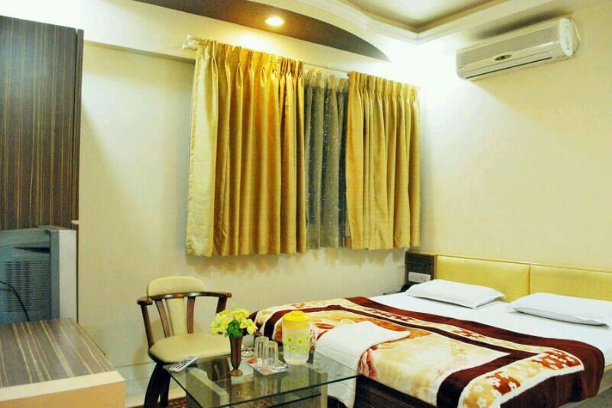 Fluorescent By Bizzgrow Hotels-viman Nagar Hotel