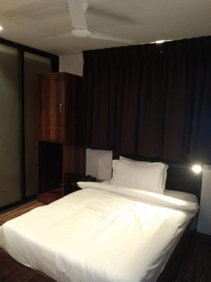 Fluorescent By Bizzgrow Hotels-viman Nagar 3*