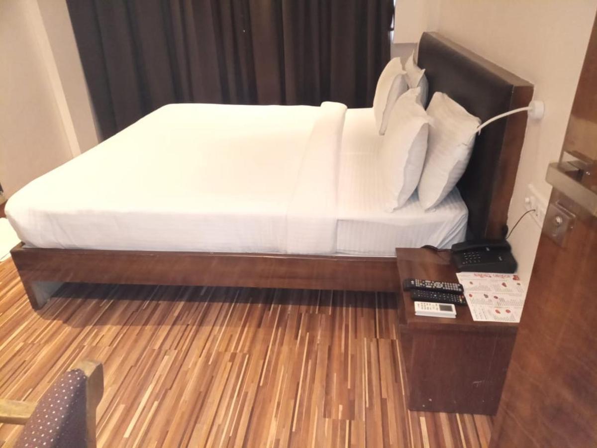Fluorescent By Bizzgrow Hotels-viman Nagar 3* Pune
