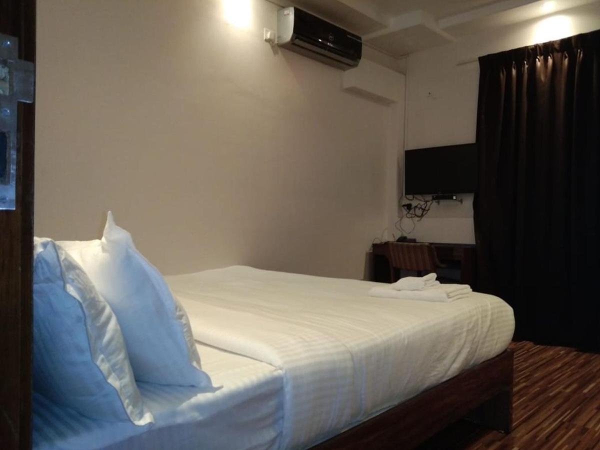 Hotel Fluorescent By Bizzgrow Hotels-viman Nagar Pune